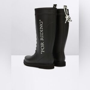 For Riding Boots
Knee-high leather boots in black. Round toe